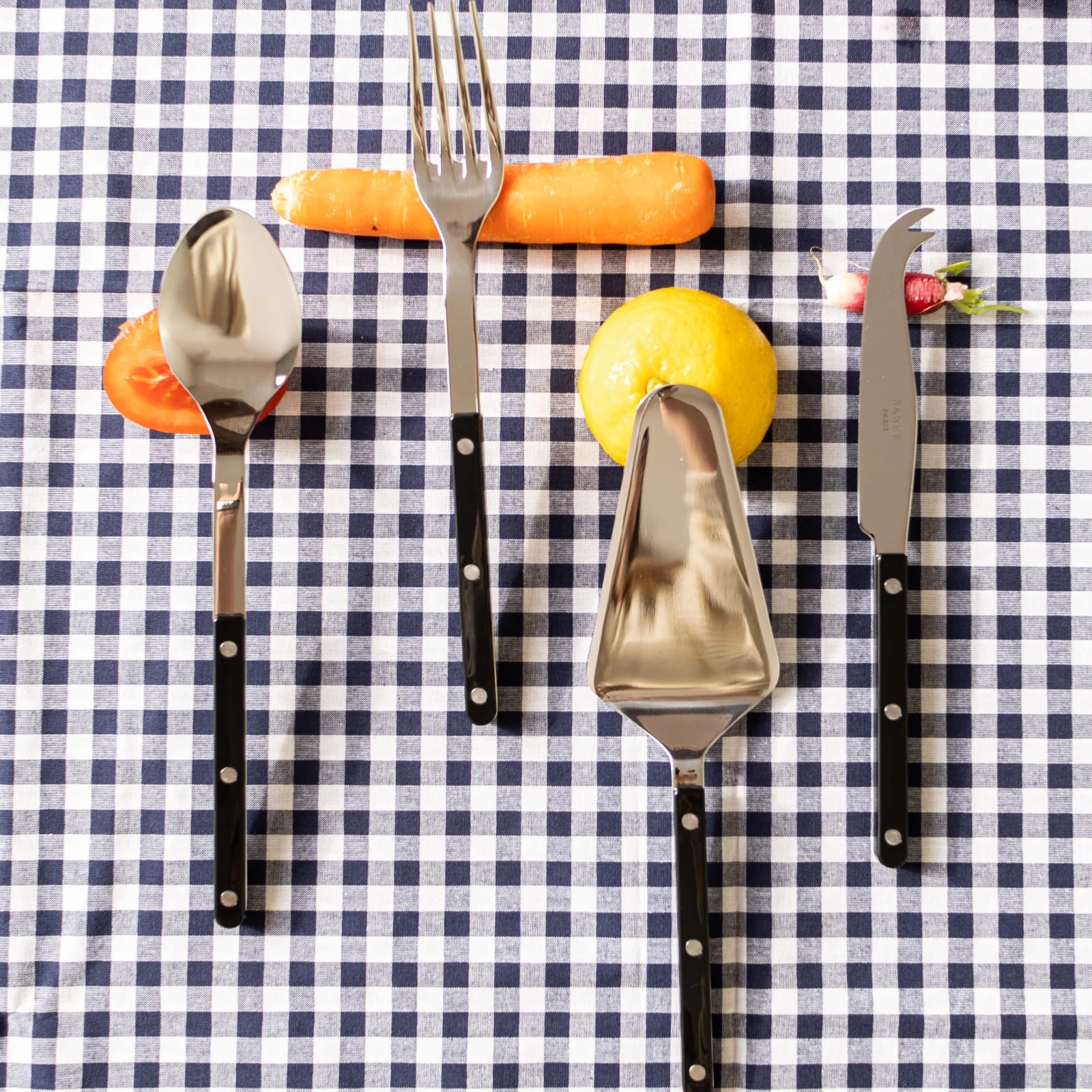 Bistrot Solid, Black - Box of 4 must-have serving pieces - Image 2